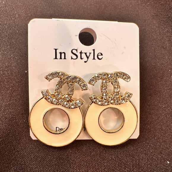 #15 Gold Tone and Cream Earrings - Picture 1 of 1